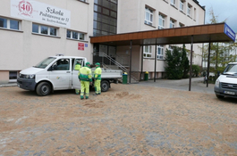 Ruszyły prace przy budowie wiat rowerowych w „jedenastce”