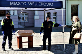 W Wejherowie rozdawane są maseczki ochronne