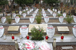 Kwiaty na mogiłach żołnierzy 1 MPS i ofiar Marszu Śmierci