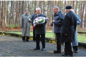 Kwiaty na grobach żołnierzy 1 MPS, ofiar Marszu Śmierci i żołnierzy radzieckich - 31.10.2013