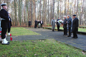 Kwiaty na grobach żołnierzy 1 MPS, ofiar Marszu Śmierci i żołnierzy radzieckich - 31.10.2013