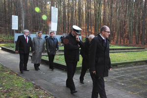 Kwiaty na grobach żołnierzy 1 MPS, ofiar Marszu Śmierci i żołnierzy radzieckich - 31.10.2013