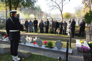 Kwiaty na grobach żołnierzy 1 MPS, ofiar Marszu Śmierci i żołnierzy radzieckich - 31.10.2013