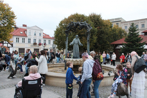 Wyświęcenie zwierząt domowych przy figurze św. Franciszka