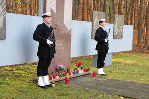 Kwiaty na grobach żołnierzy 1 MPS, ofiar Marszu Śmierci i żołnierzy radzieckich - 31.10.2013