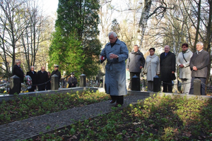 Kwiaty na grobach żołnierzy 1 MPS, ofiar Marszu Śmierci i żołnierzy radzieckich - 31.10.2013