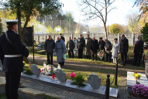 Kwiaty na grobach żołnierzy 1 MPS, ofiar Marszu Śmierci i żołnierzy radzieckich - 31.10.2013