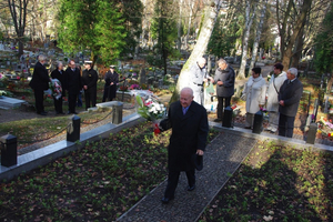 Kwiaty na grobach żołnierzy 1 MPS, ofiar Marszu Śmierci i żołnierzy radzieckich - 31.10.2013