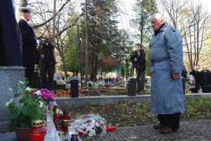 Kwiaty na grobach żołnierzy 1 MPS, ofiar Marszu Śmierci i żołnierzy radzieckich - 31.10.2013