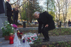 Kwiaty na grobach żołnierzy 1 MPS, ofiar Marszu Śmierci i żołnierzy radzieckich - 31.10.2013