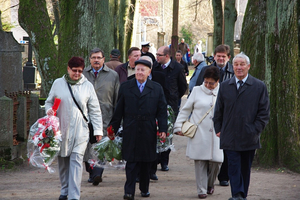 Kwiaty na grobach żołnierzy 1 MPS, ofiar Marszu Śmierci i żołnierzy radzieckich - 31.10.2013