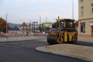 Trwa budowa ronda przy przejeździe na skrzyżowaniu ulic św. Jana, Sienkiewicza i 10 luetgo - 10.10.2013