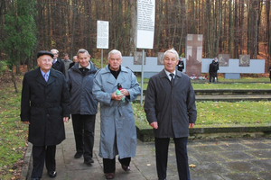 Kwiaty na grobach żołnierzy 1 MPS, ofiar Marszu Śmierci i żołnierzy radzieckich - 31.10.2013