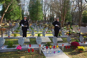 Kwiaty na grobach żołnierzy 1 MPS, ofiar Marszu Śmierci i żołnierzy radzieckich - 31.10.2013