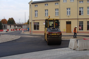 Trwa budowa ronda przy przejeździe na skrzyżowaniu ulic św. Jana, Sienkiewicza i 10 luetgo - 10.10.2013