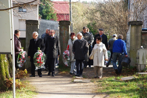 Kwiaty na grobach żołnierzy 1 MPS, ofiar Marszu Śmierci i żołnierzy radzieckich - 31.10.2013