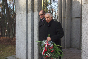 Kwiaty na grobach żołnierzy 1 MPS, ofiar Marszu Śmierci i żołnierzy radzieckich - 31.10.2013