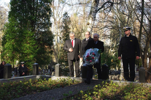 Kwiaty na grobach żołnierzy 1 MPS, ofiar Marszu Śmierci i żołnierzy radzieckich - 31.10.2013