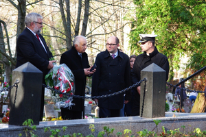 Kwiaty na grobach żołnierzy 1 MPS, ofiar Marszu Śmierci i żołnierzy radzieckich - 31.10.2013