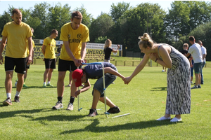 Piłkarze uczyli dzieci autystyczne grać w piłkę
