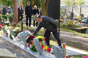 Kwiaty na grobach żołnierzy 1 MPS, ofiar Marszu Śmierci i żołnierzy radzieckich - 31.10.2013