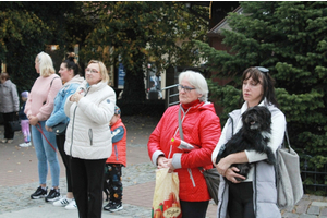 Wyświęcenie zwierząt domowych przy figurze św. Franciszka