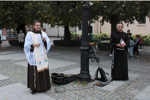 Wyświęcenie zwierząt domowych przy figurze św. Franciszka