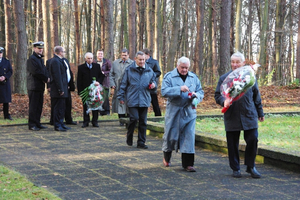Kwiaty na grobach żołnierzy 1 MPS, ofiar Marszu Śmierci i żołnierzy radzieckich - 31.10.2013
