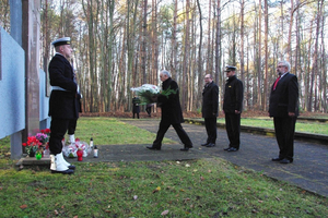 Kwiaty na grobach żołnierzy 1 MPS, ofiar Marszu Śmierci i żołnierzy radzieckich - 31.10.2013