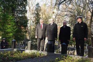 Kwiaty na grobach żołnierzy 1 MPS, ofiar Marszu Śmierci i żołnierzy radzieckich - 31.10.2013