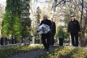 Kwiaty na grobach żołnierzy 1 MPS, ofiar Marszu Śmierci i żołnierzy radzieckich - 31.10.2013