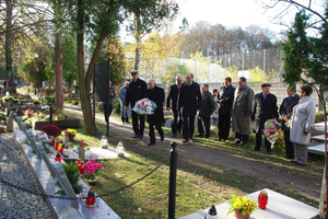 Kwiaty na grobach żołnierzy 1 MPS, ofiar Marszu Śmierci i żołnierzy radzieckich - 31.10.2013