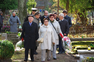 Kwiaty na grobach żołnierzy 1 MPS, ofiar Marszu Śmierci i żołnierzy radzieckich - 31.10.2013