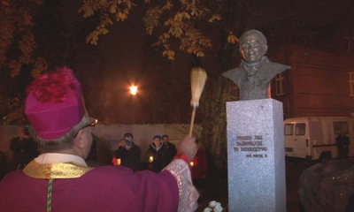 Odsłonięcie pomnika Jana Pawła II  przy wejherowskiej kolegiacie