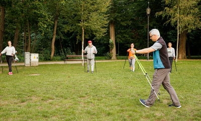 Nowatorskie zajęcia Nordic Walkiing w Parku Miejskim