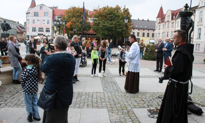 Wyświęcenie zwierząt domowych przy figurze św. Franciszka