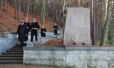 Kwiaty na grobach żołnierzy 1 MPS, ofiar Marszu Śmierci i żołnierzy radzieckich - 31.10.2013