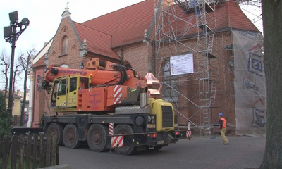 Montaż odnowionej kopuły na kościele klasztornym w Wejherowie.