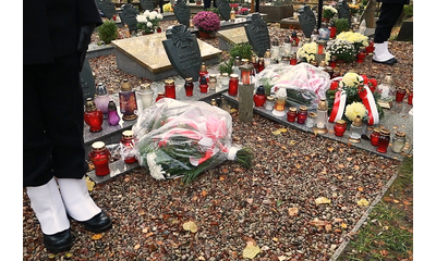 Kwiaty na grobach ofiar Stutthofu