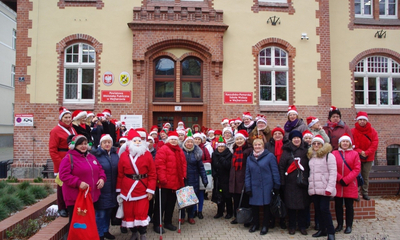 Parada Mikołajkowa turystów-seniorów SWUTW